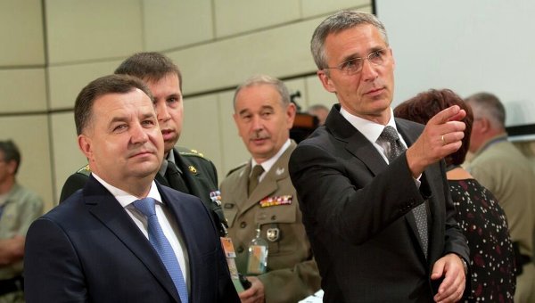 Министр обороны Украины Степан Полторак и генеральный секретарь НАТО Йенс Столтенберг