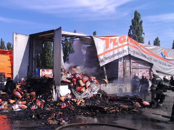 В Киеве спасатели тушили фуру с пылающим углем