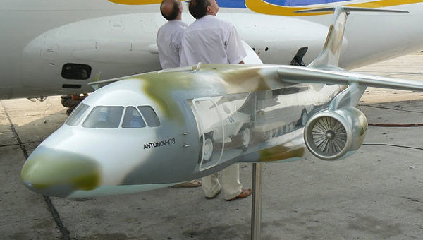 Модель нового транспортного самолета Ан-178