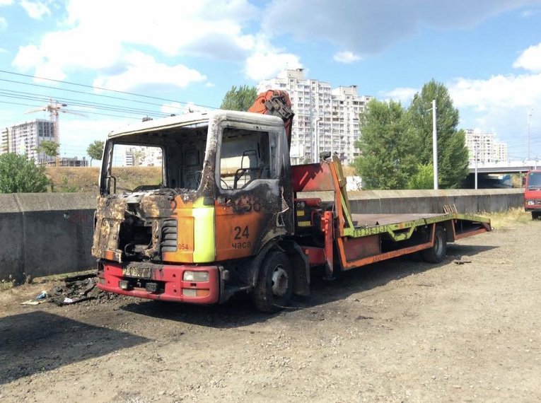 В Киеве сожгли эвакуатор