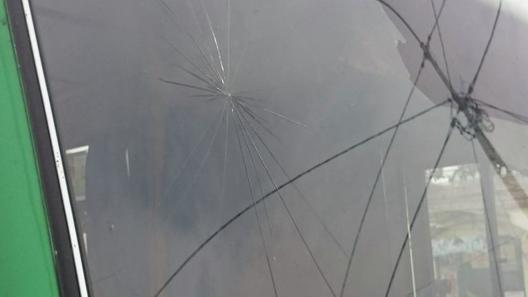 Лобовое стекло маршрутки в Харькове, пробитое пулей
