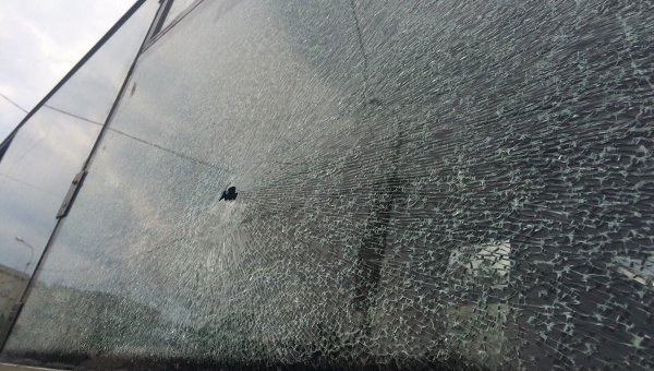 Боковое стекло маршрутки в Харькове, пробитое пулей