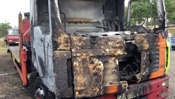 В Киеве сожгли эвакуатор
