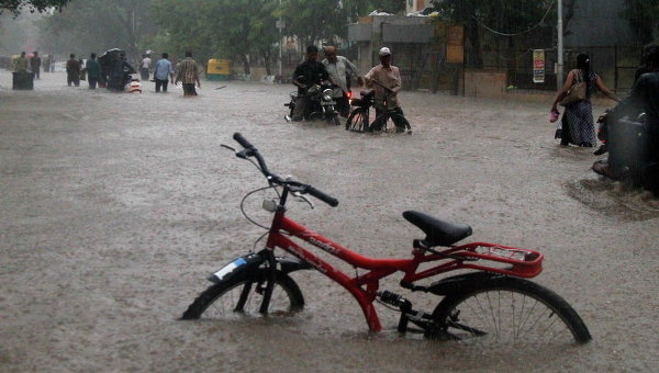 Затопленная дорога во время сильного дождя в Ахмадабаде, Индия