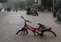 Затопленная дорога во время сильного дождя в Ахмадабаде, Индия