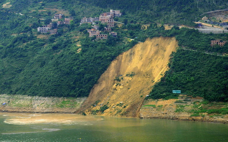 Оползень на берегу притока реки Янцзы, в округе Чунцин, Китай