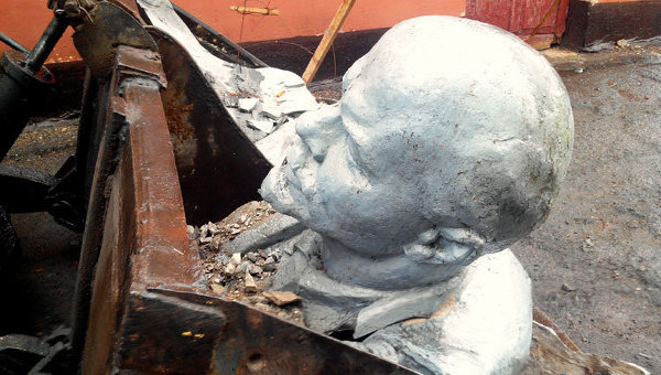 Снесенный памятник Ленину. Архивное фото