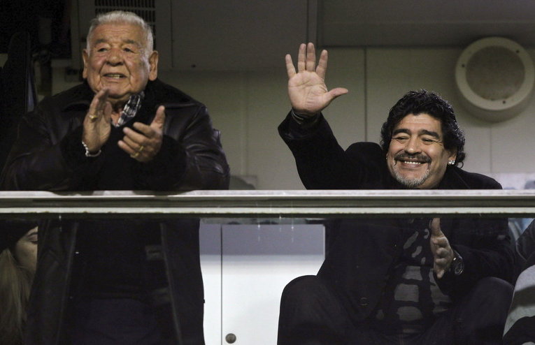 Аргентинская футбольная легенда Диего Марадона с отцом, Диего Марадоной старшим, который умер 26 июля