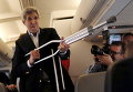 Госсекретарь США Джон Керри играет с костылями во время разговора с журналистами перед отъездом в Вену
