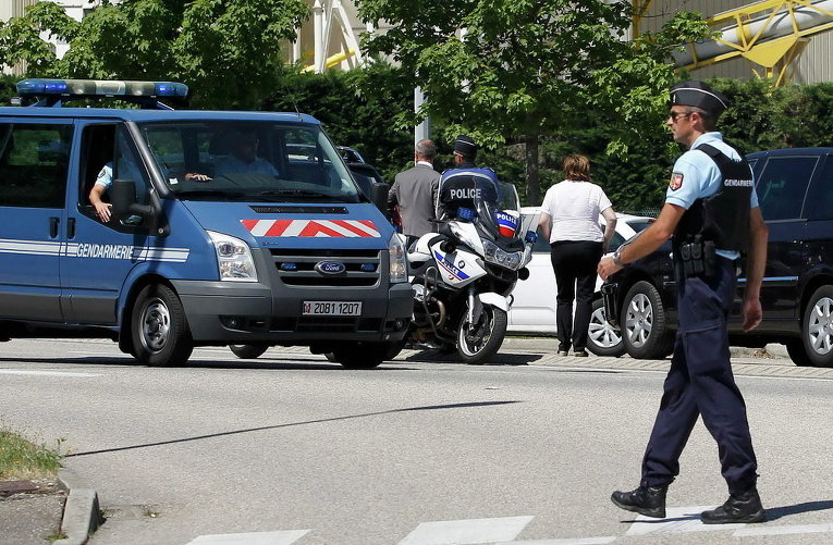Французские жандармы после теракта в промышленной зоне Санкт-Квентин-Фаллавье, недалеко от Лиона, Франция