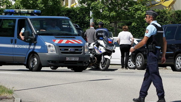 Французские жандармы после теракта в промышленной зоне Санкт-Квентин-Фаллавье, недалеко от Лиона, Франция