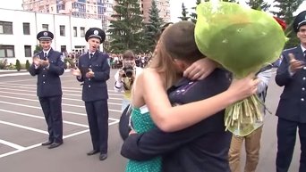 Влюбленный милиционер: выпускник академии МВД сделал предложение на плацу