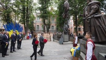 Порошенко возложил цветы к памятнику Пылыпа Орлика