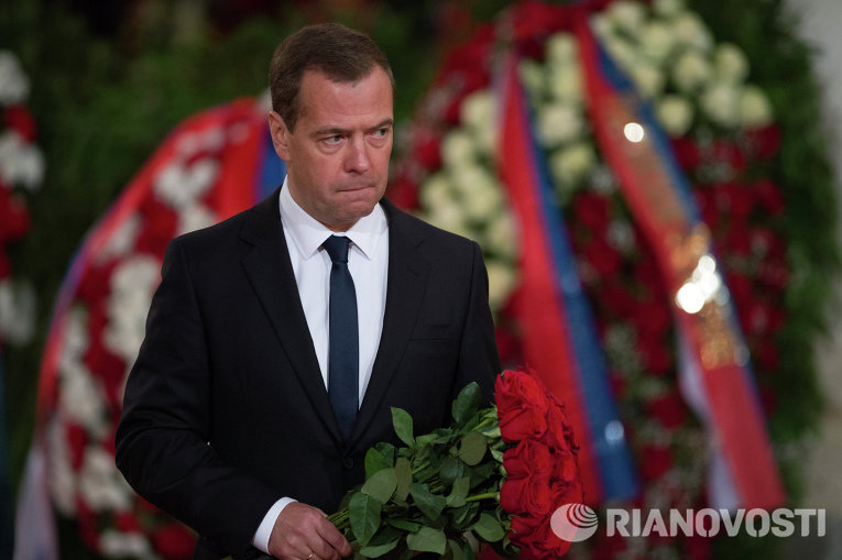 Президент России В.Путин и премьер-министр РФ Д.Медведев на церемонии прощания с Е.Примаковым
