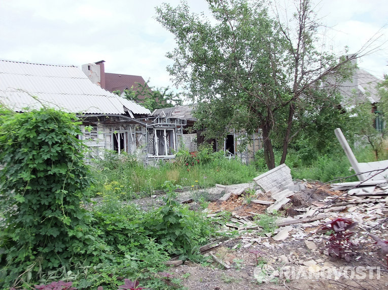 Последствия обстрела Октябрьского района Донецка