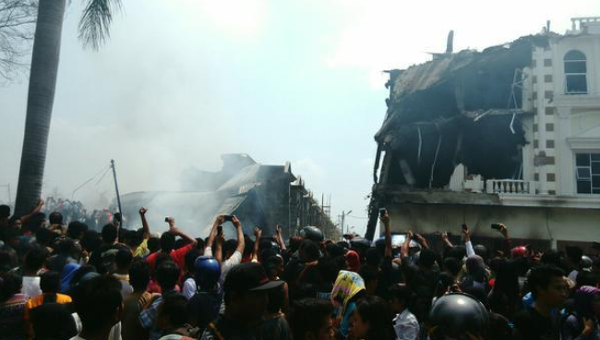 Военный самолет упал на отель в Индонезии