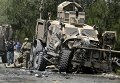 Американские солдаты со своим раненым товарищем на месте теракта в Кабуле, Афганистан. Во вторник, 30 июня, террорист-смертник атаковал конвой иностранных войск.