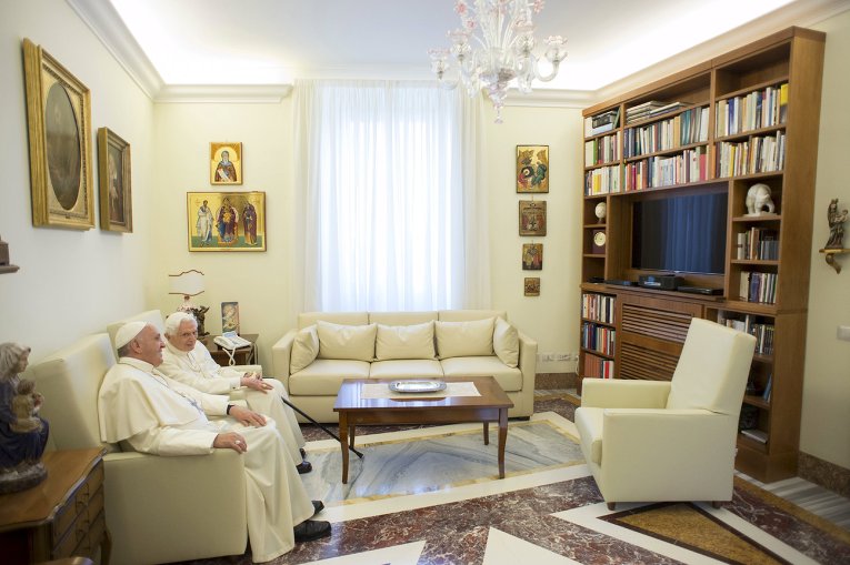 Папа Римский Франциск беседует с папой Римским Бенедиктом XVI в Ватикане.