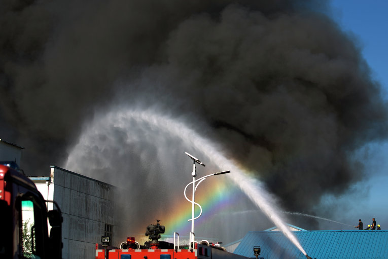На юге Пекина загорелся склад с лесоматериалами, в момент тушения пожара появилась радуга.