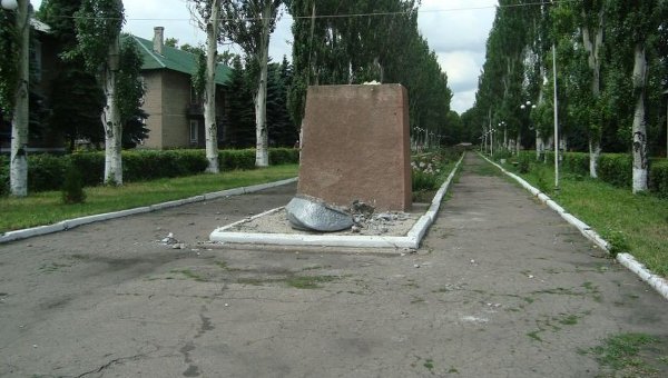 Снос бюста Владимиру Ленину в городе Белицкое Донецкой области
