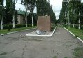 Снос бюста Владимиру Ленину в городе Белицкое Донецкой области