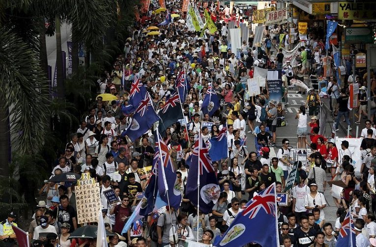 Акция протеста в Гонконге, где местные депутаты отказались вынести на референдум вопрос о расторжении договора, по которому остров перешел под юрисдикцию Китая