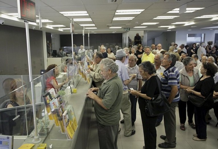 Очередь греческих пенсионеров в банковском отделении на острове Крит, 1 июля 2015 г.
