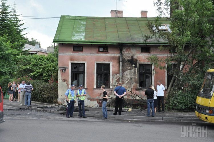 На месте ЧП во Львове: горящий троллейбус въехал в дом