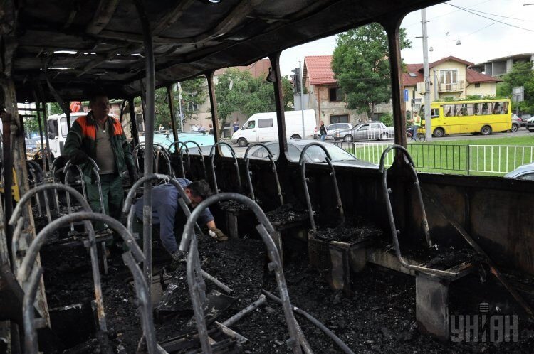 Сгоревший троллейбус во Львове