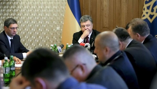 Президент Украины Петр Порошенко проводит совещание с силовиками во Львове, 2 июля 2015 г.