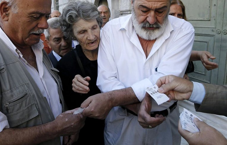 В Афинах пенсионеры получают пенсии в банках по билетам