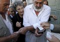 В Афинах пенсионеры получают пенсии в банках по билетам