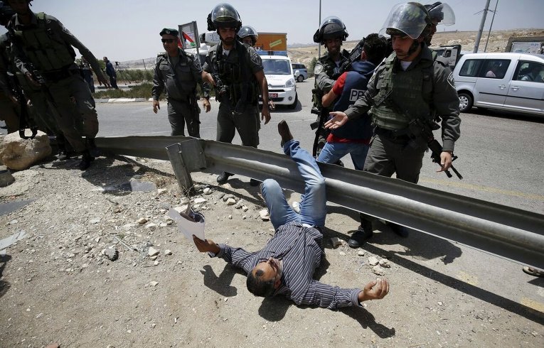 В Рамалле палестинцы протестуют в связи с годовщиной убийства 16 летнего палестинского подростка в Иерусалиме.