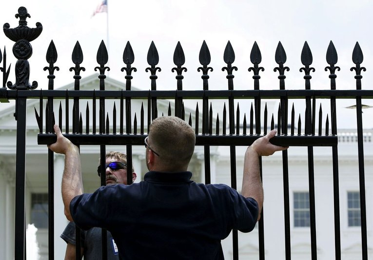 В Вашингтоне по периметру Белого дома устанавливается дополнительные ограждения в целях усиления безопасности.