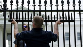 В Вашингтоне по периметру Белого дома устанавливается дополнительные ограждения в целях усиления безопасности.