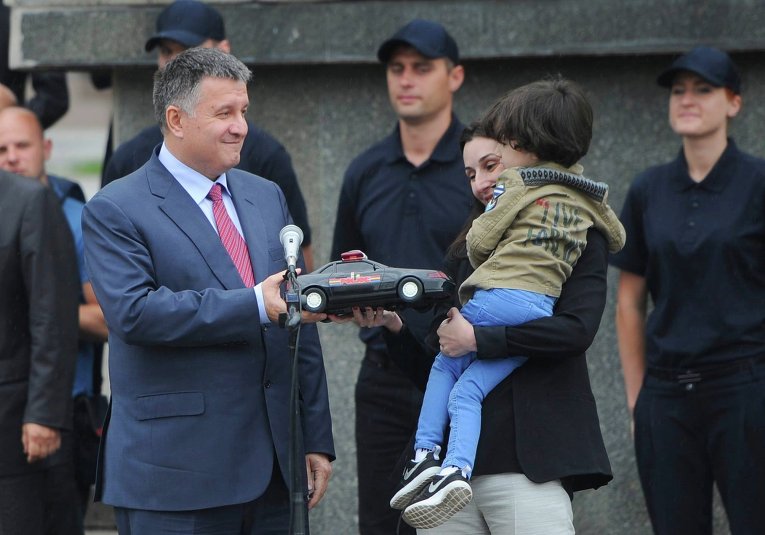 Министр внутренних дел Арсен Аваков и его заместитель на церемонии первого выпуска с полицейской академии патрульной службы Киева, 2 июля 2015 г.