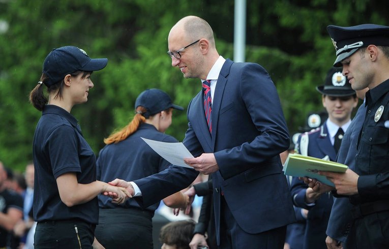 Премьер-министр Украины Арсений Яценюк на церемонии первого выпуска с полицейской академии патрульной службы Киева, 2 июля 2015 г.