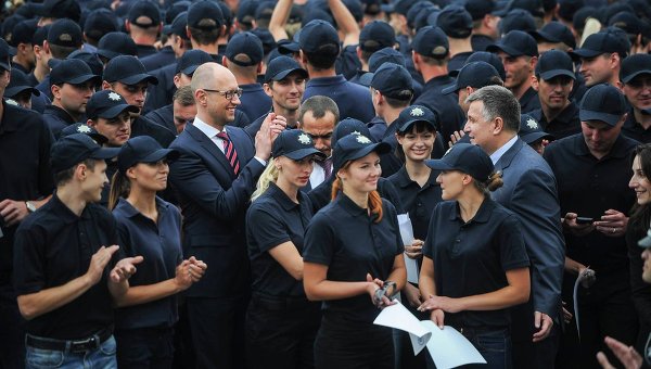 Премьер-министр Украины Арсений Яценюк и глава МВД Арсен Аваков на церемонии первого выпуска с полицейской академии патрульной службы Киева, 2 июля 2015 г.