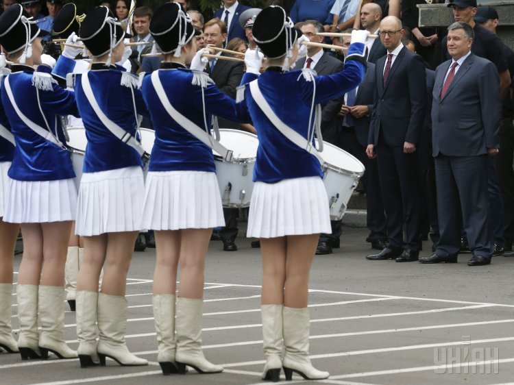 Премьер-министр Украины Арсений Яценюк и глава МВД Арсен Аваков на церемонии первого выпуска с полицейской академии патрульной службы Киева, 2 июля 2015 г.