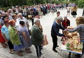 Местные жители стоят в очереди во время раздачи бесплатного хлеба в Донецке, Украина