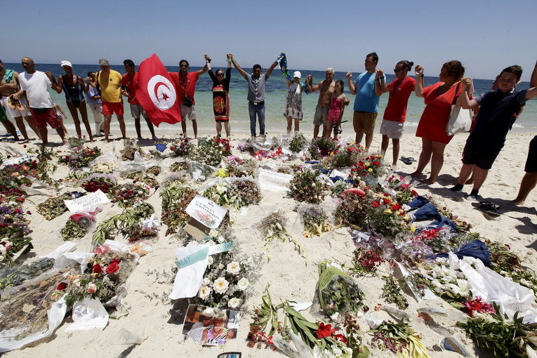 Люди чтят память погибших при теракте на пляже в Суссе, Тунис