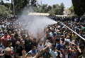 Людей поливают водой после молитвы в третью пятницу священного месяца Рамадан в Иерусалиме