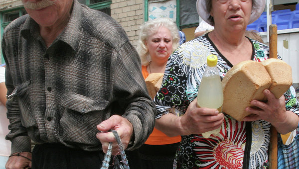Раздача гуманитарной помощи в Донецке. Архивное фото