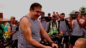 Саакашвили в тельняшке прокатился на велосипеде