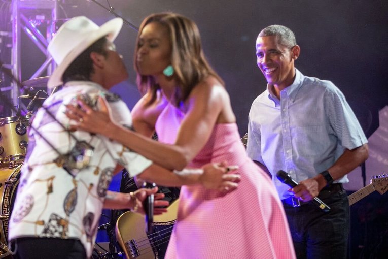 Президент США Барак Обама с супругой Мишель поздравил американцев с Днем независимости
