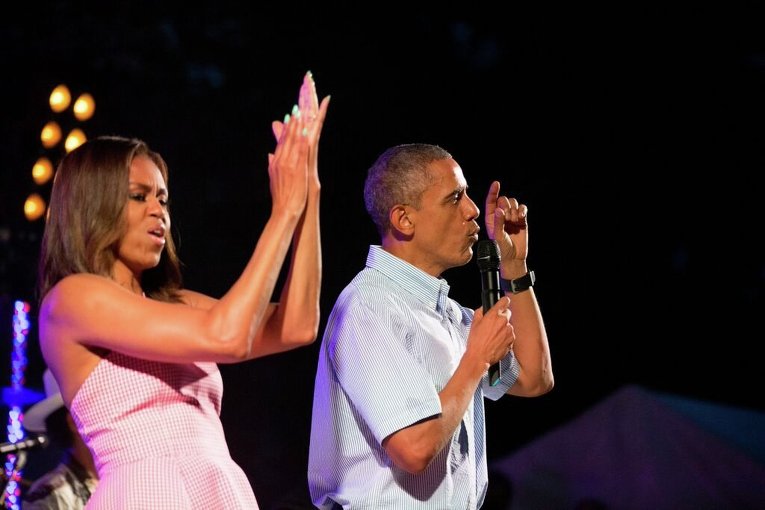 Президент США Барак Обама с супругой Мишель поздравил американцев с Днем независимости