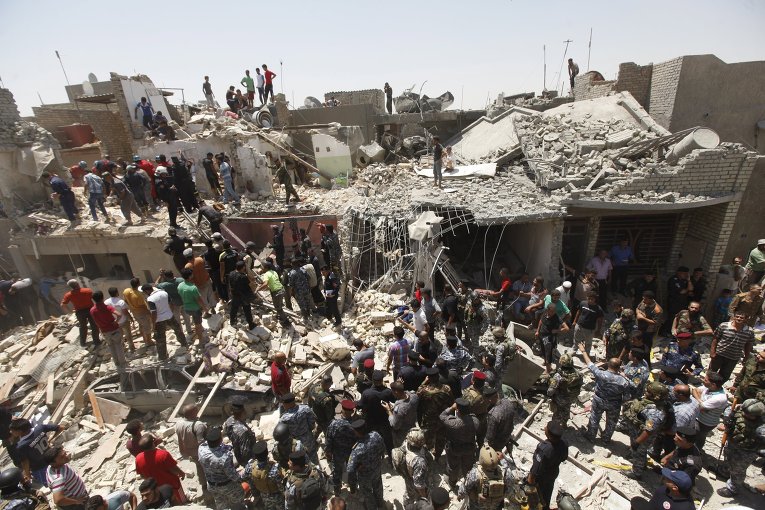 Самолет ВВС Ирака случайно сбросил бомбу на жилой район Багдада, вследствие чего погибли несколько человек.