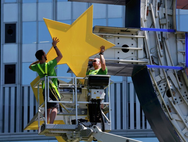 Рабочие демонтируют большой знак евро скульптуры для технического обслуживания, перед штаб-квартирой бывшего Европейский центральный банк (ЕЦБ) во Франкфурте.