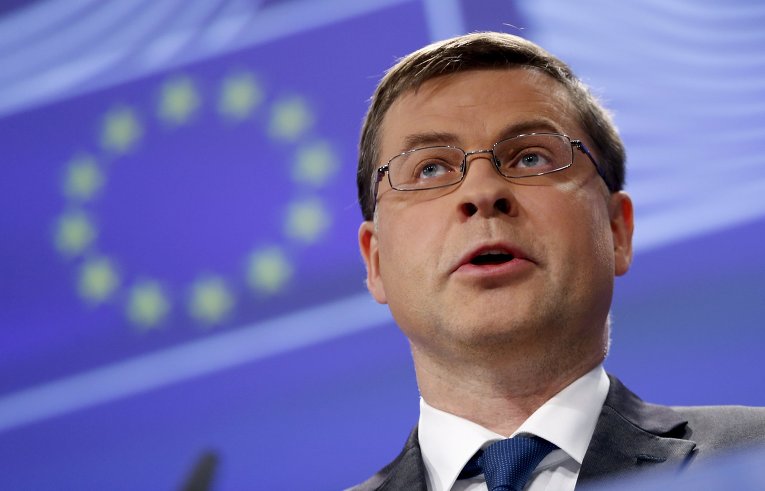 Заместитель председателя Еврокомиссии по валютному союзу Валдис Домбровскис в понедельник заявил, что еврозоне не угрожают итоги прошедшего в Греции референдума.