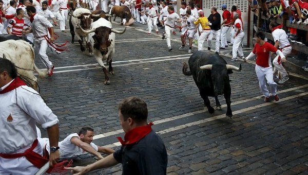 Забег с быками во время фестиваля Сан-Фермин в Испании